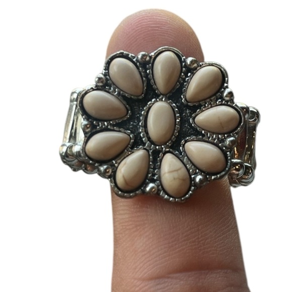 Accessories - Elegant Cream Floral Ring
